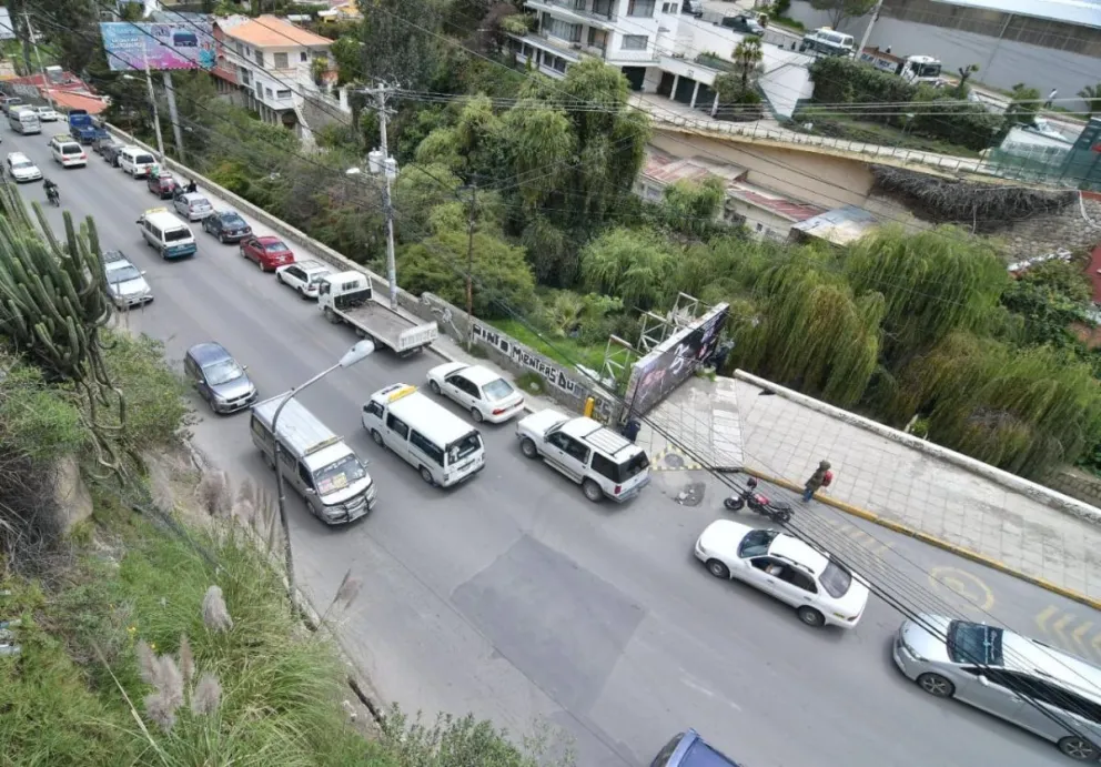 Filas para cargar combustible desde la estación de servicio ubicada al ingreso a la zona de Obrajes. Foto: APG