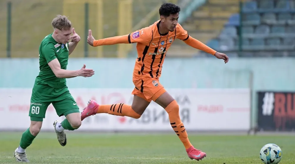 Diego Arroyo (der.) sale jugando con el balón ante la marca de un rival del Lviv. Foto: Shakhtar.