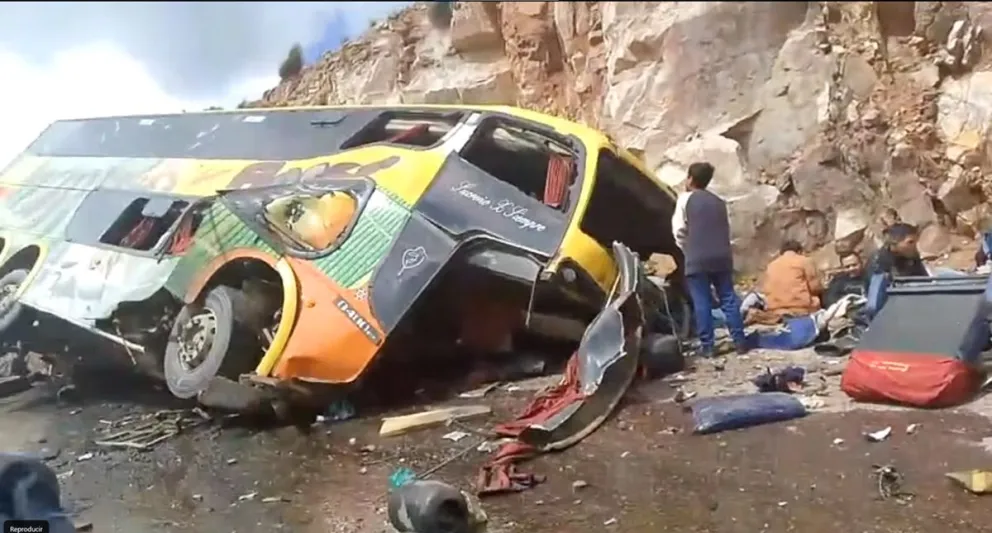 Así quedó la flota que chocó contra una peña este miércoles en la ruta Pocuata- Sucre. foto: captura de video tomado de las redes sociales del periodista Andrés Gómez.