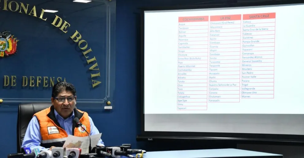 El viceministro de Defensa Civil, Juan Carlos Calvimontes, presenta el informe actualizado de regiones afectadas por lluvias y damnificados. Foto: Min. Defensa
