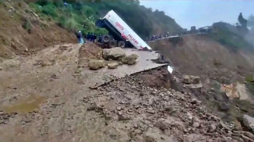 El camión cisterna que quedó colgado tras la pérdida de plataforma. Foto: La Patria