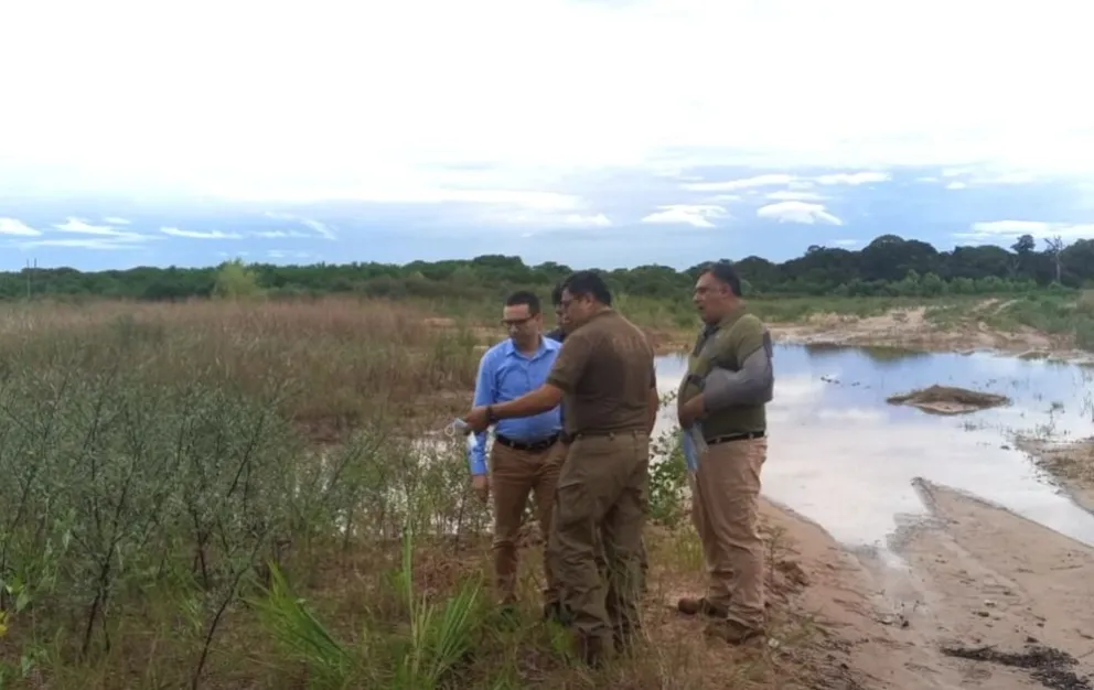 Las autoridades en el lugar donde se encontraron los cuerpos. FOTO: Fiscalía Departamental de Santa Cruz