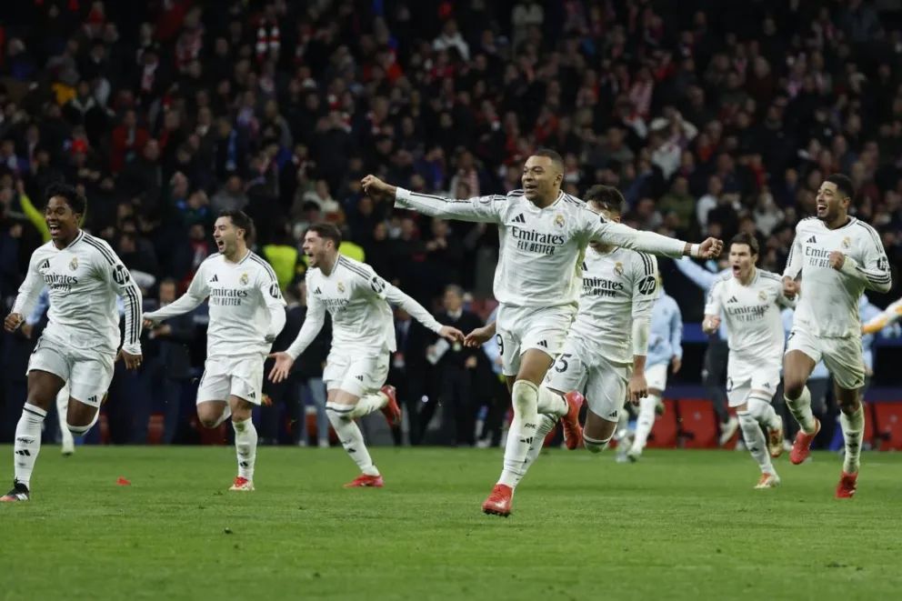 Los jugadores del Real Madrid celebran su pase a cuartos tras derrotar en la tanda de penales al Atlético de Madrid. Foto: EFE