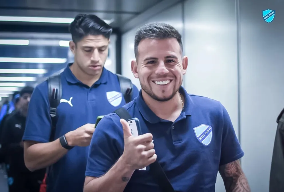 Henry Vaca (der.) y Ramírez se dirigen a su avión para viajar a Santa Cruz. Foto: Club Bolívar.