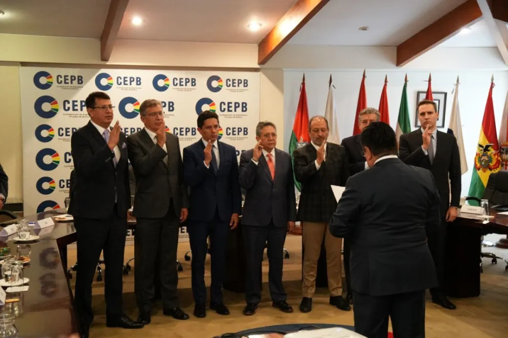 Giovanni Ortuño (centro) y su directorio jurán para una nueva gestión de dos años. Foto: CEPB