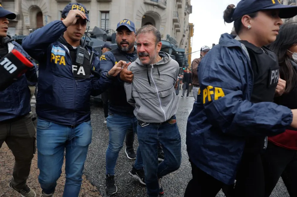 Un hombre es detenido por miembros de policía argentina, frente al Congreso de la Nación en Buenos Aires (Argentina). Foto: EFE