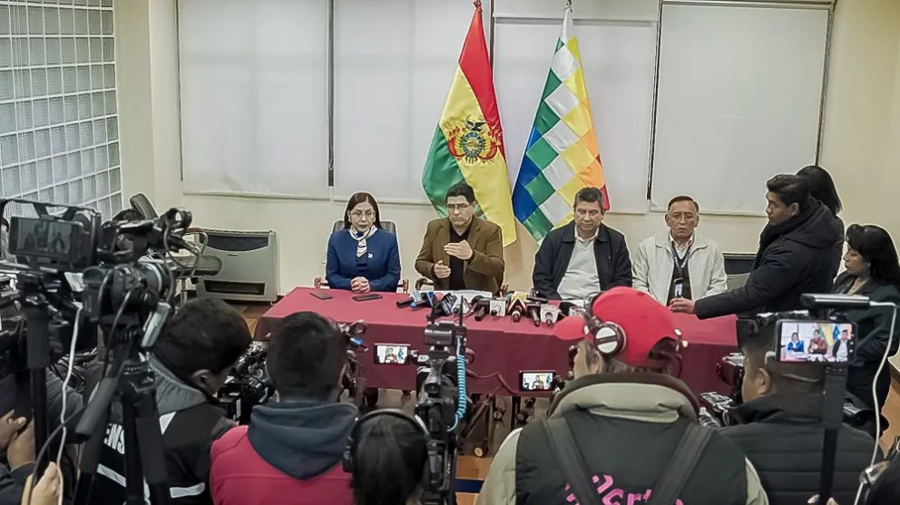 El ministro de Educación, Omar Veliz, en conferencia de prensa. Foto: Ministerio de Educación.