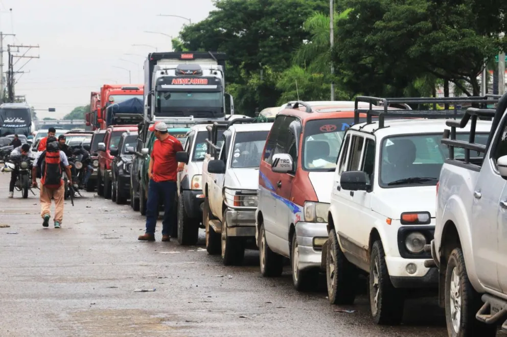 Filas en demanda de diésel y gasolina en una estación de servicio. Foto. Efe 