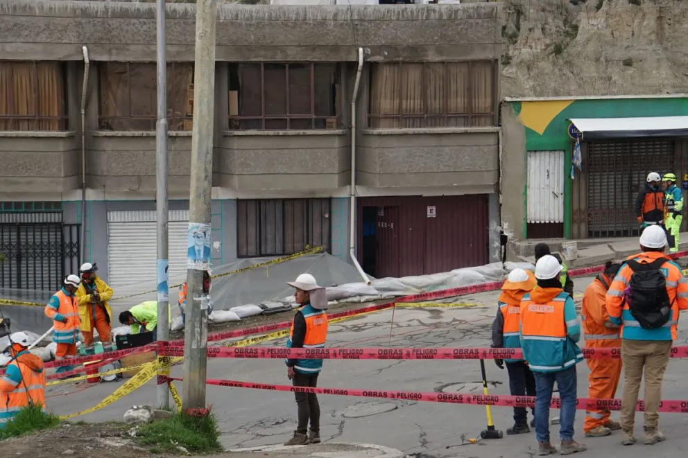 Personal de la alcaldía de La Paz, en la avenida Francisco Bedregal. Foto: APG