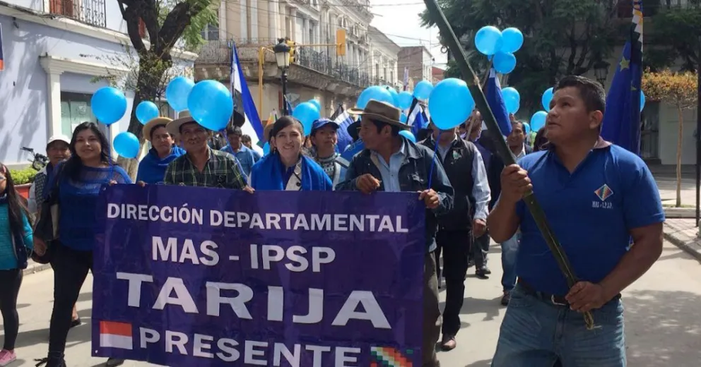 Militantes del MAS en Tarija, en una marcha por la plaza principal. Foto: El País