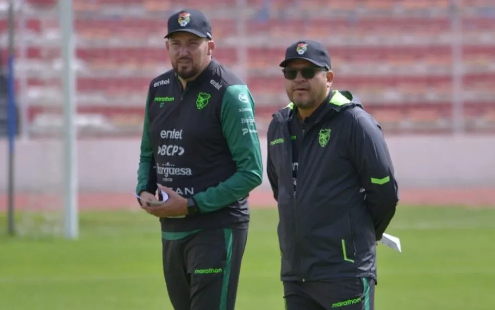 El técnico Óscar Villegas (der.) junto a Cristian Farah, uno de sus asistentes, en el entrenamiento del miércoles. en el Hernando Siles. Foto: Marka Registrada