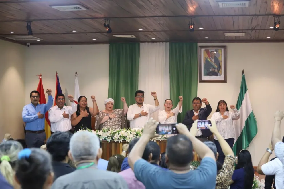 La ministra de la presidencia (al centro) rodeada por legisladores de la bancada "arcista" del MAS, en Santa Cruz. Foto: Deysi Choque