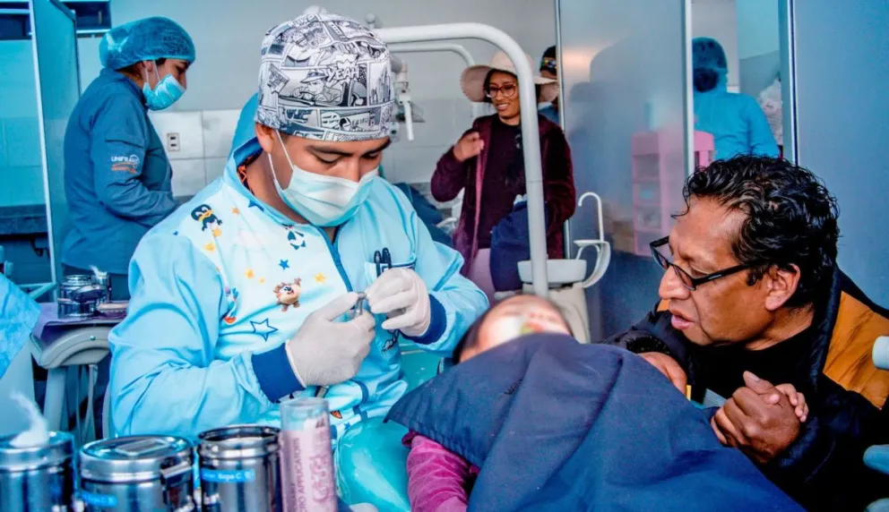 Personal médico atiende a un paciente en una anterior campaña de Operación Sonrisa. Foto: Fundación Operación Sonrisa