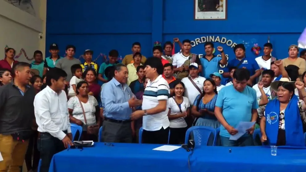 El jefe del FPV, Eliseo Rodríguez, pacta con el expresidente Evo Morales. Foto: Erbol