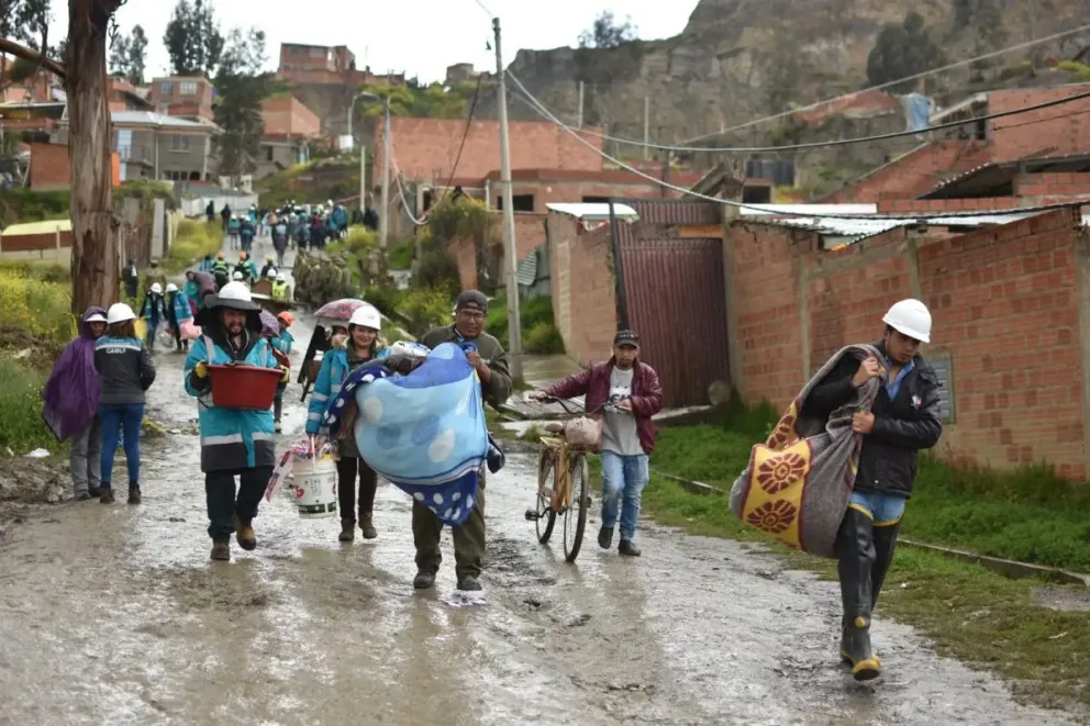 Afectados y funcionarios municipales recuperan las propiedades que se puede. FOTO: AMUN