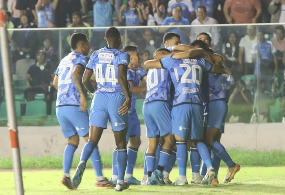 Jugadores de Blooming celebran uno de sus goles. Foto: APG.