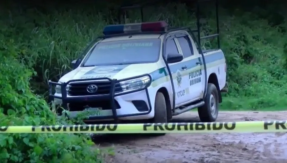 Un vehículo de la Policía llega al lugar del crimen, en Santa Cruz Foto: Captura