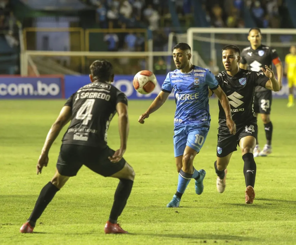 José Sagredo (4) y Matheus (atrás), que no estarán en la revancha, marcan a Vadalá. Foto: APG.