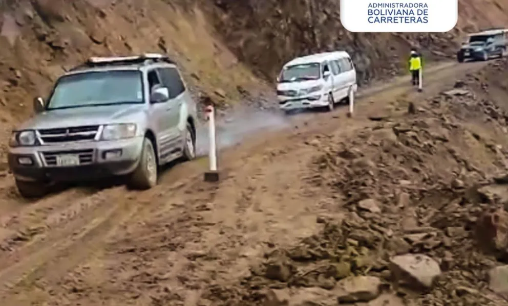 Vehículos transitan por la ruta habilitada en el sector de Llavini conocido también como Sillarcito. Foto: ABC