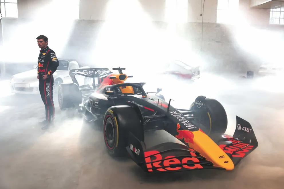 El piloto Max Verstappen junto al Red Bull que manejará en este 2025. Foto: Red Bull