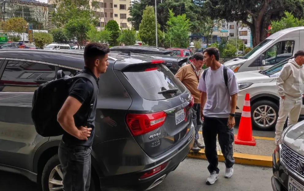 Rocha (izq.) y Sagredo, en el momento del arribo de los cuatro jugadores de Bolívar a la concentración de la Verde. Foto: Marcos Bonilla.