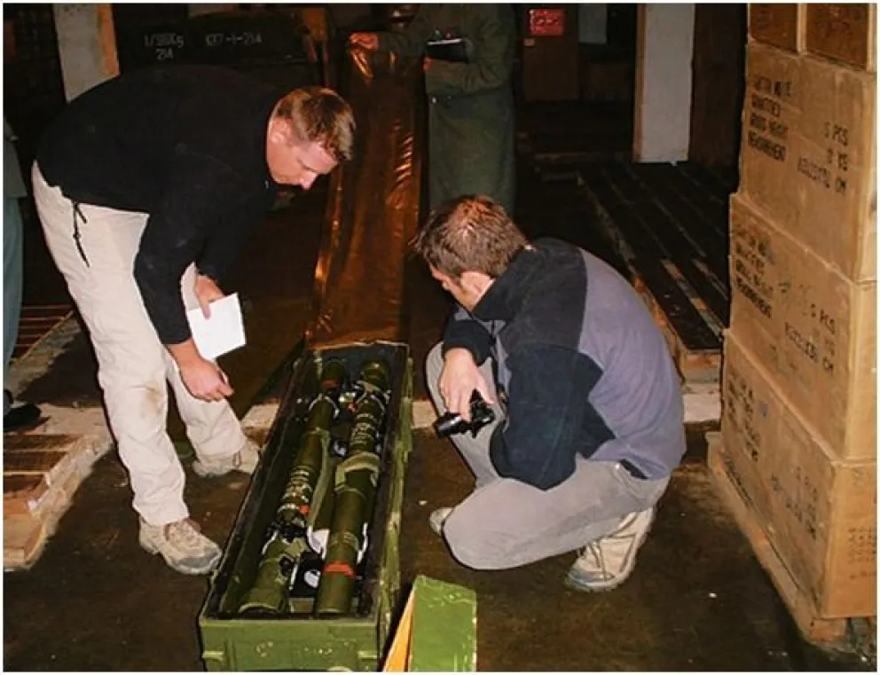 Técnicos de la embajada americana en el momento de la entrega de los misiles chinos, en 2005. Foto: El Deber