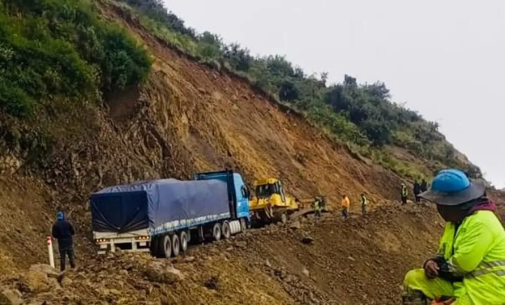 Paso transitorio para vehículos livianos en el carril de subida en el tramo Oruro- Cochabamba, sector Llavini. Foto: ABC