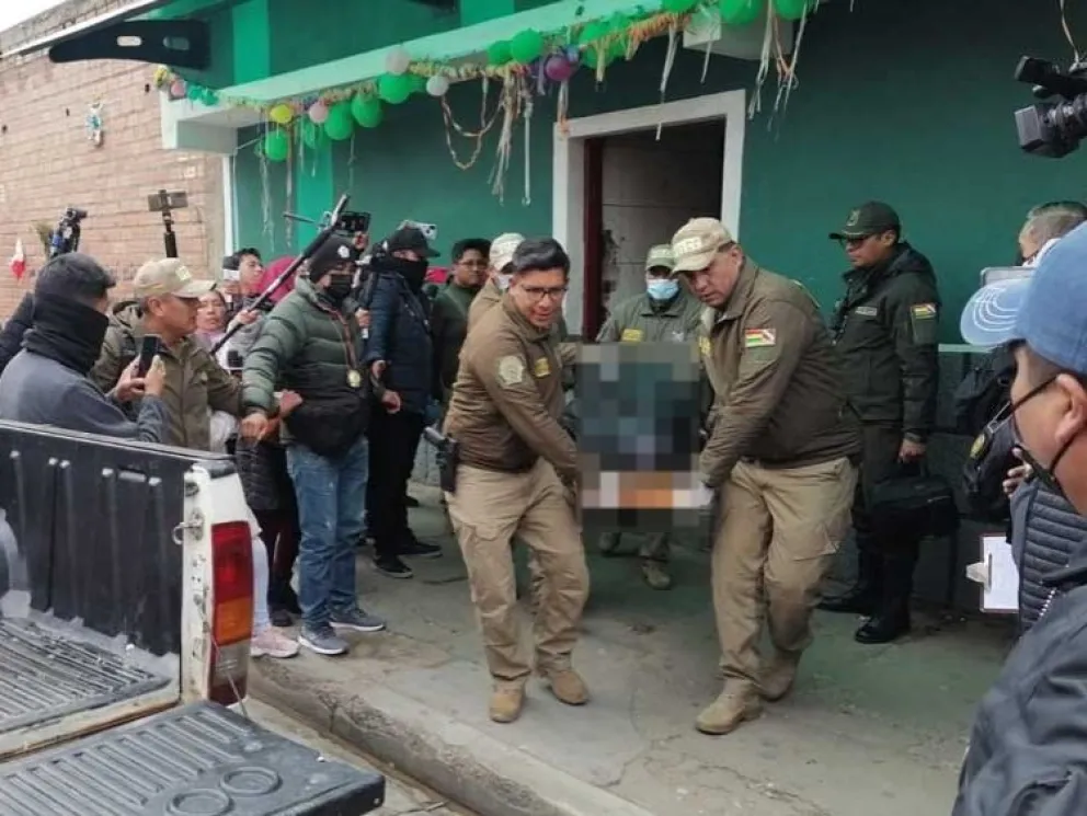 Levantamiento del cadáver. FOTO: Erbol