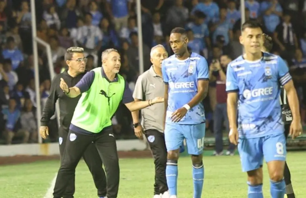 El momento en que Robatto exige explicación por su expulsión en Santa Cruz. Foto: APG.