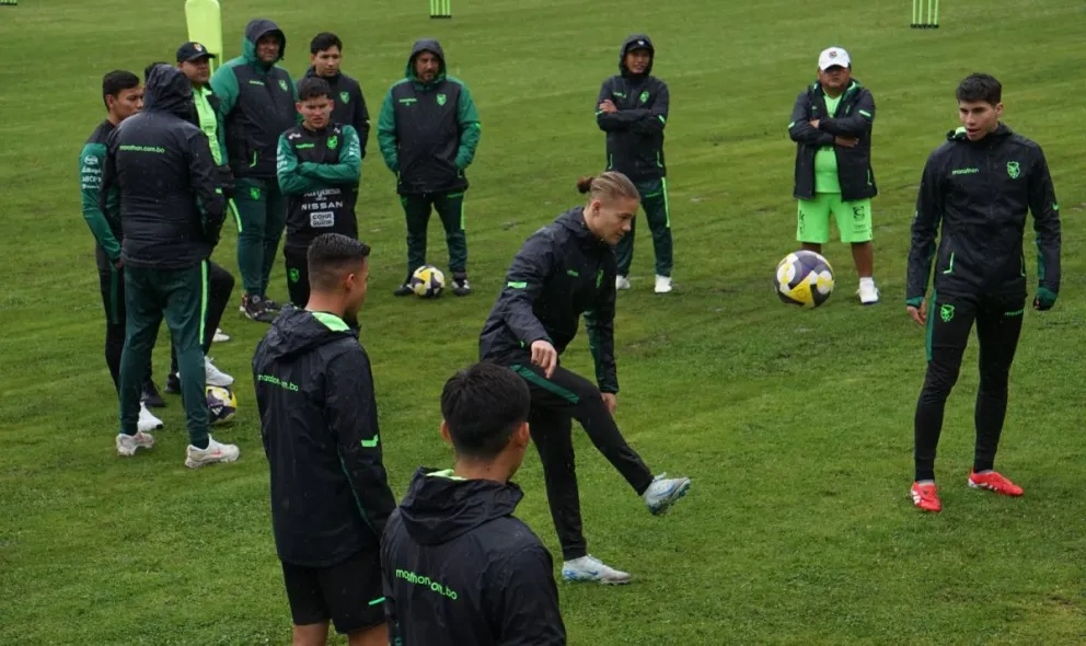 José Sagredo y Luis Paz (al fondo a la izquierda) miran a sus compañeros entrenar. Foto: APG.