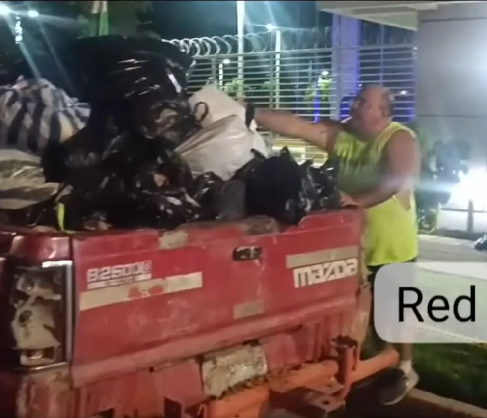 Cívicos y la UJC llegaron a puertas de YPFB al caer la noche. Foto: Captura de video