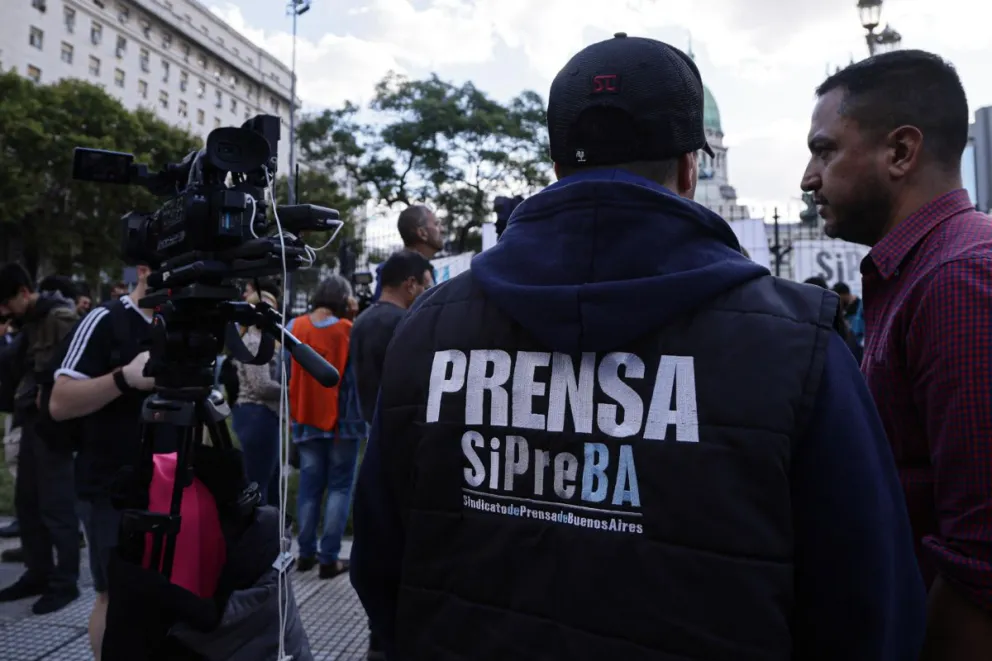 Reporteros gráficos de Argentina participan en una protesta este jueves, en solidaridad con el fotógrafo argentino Pablo Grillo, en Buenos Aires (Argentina). Foto: EFE
