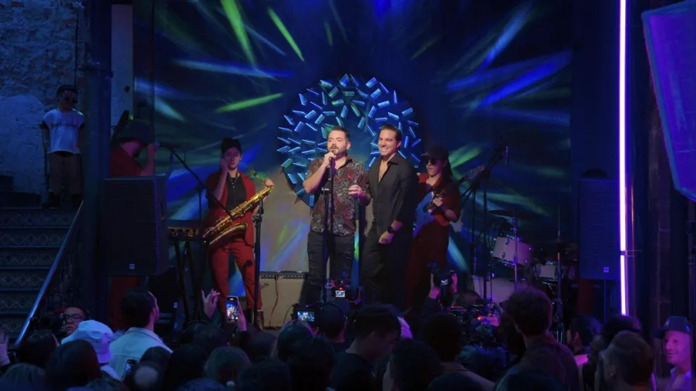 Fotografía cedida por la plataforma Vix de José Eduardo y Vadhir Derbez en la serie "Par de ideotas". Foto: EFE