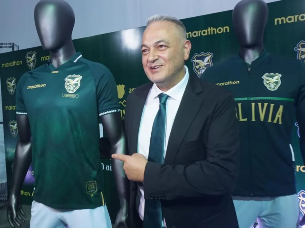 Fernando Costa, presidente de la FBF, muestra la polera conmemorativa por los 100 años del ente federativo. Foto: APG