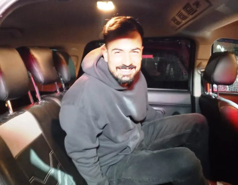 Guillermo Viscarra aborda el vehículo que lo trasladó desde El Alto a la concentración de la Verde. Foto: Jhulisa Rushel Mezza