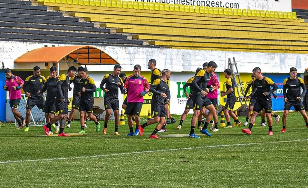 Jugadores del Tigre en un entrenamiento anterior en su estadio de Achumani. Foto: club The Strongest