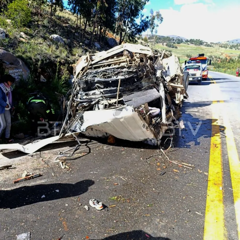 Uno de los camiones involucrados en el accidente suscitado en el sector San Isidro en Cochabamba. Foto: BTV
