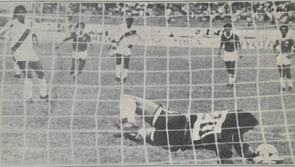 La atajada de Trucco en el estadio Nacional de Lima en 1989. Foto: Hemeroteca Vicepresidencia