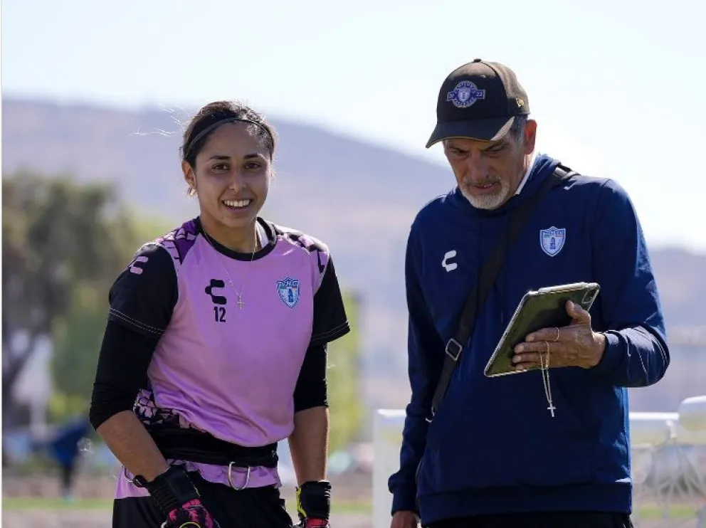 Trucco con una jugadora del Pachuca en un entrenamiento de ese club. Foto: CLT