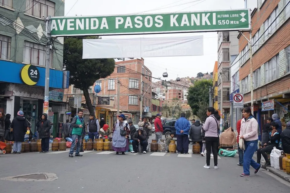 Familias bloquearon con sus garrafas en el cruce de villas, de la ciudad de La Paz. Foto: APG 
