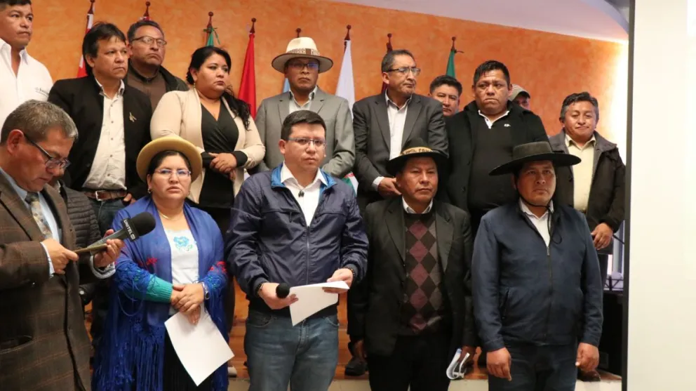 Alcaldes, representantes de la FAM Bolivia, luego de una reunión con los ministros de Estado. Foto: FAM Bolivia.