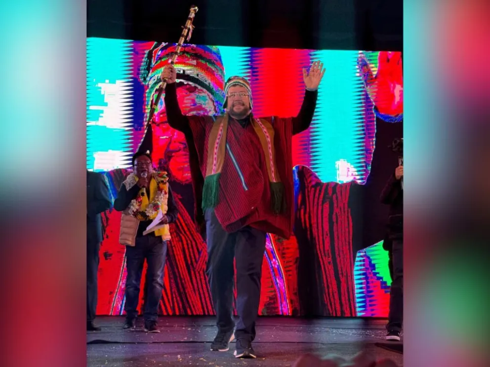 Samuel Doria Medina con Poncho y bastón de Mando Foto: Samuel Doria Medina