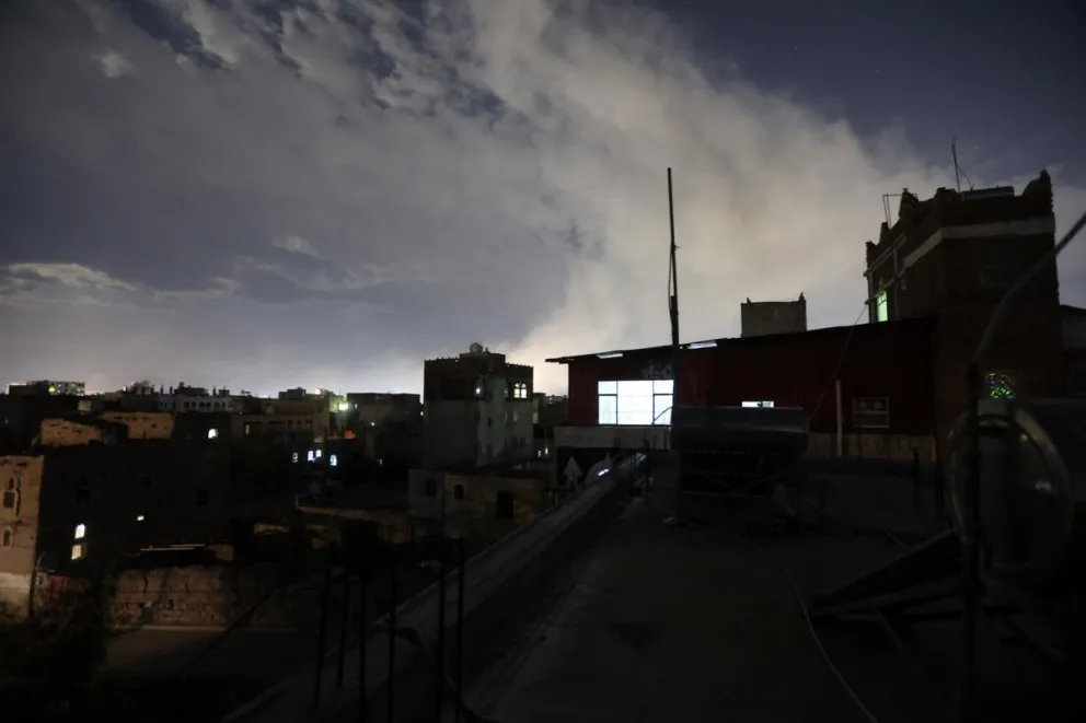 El humo se eleva tras los ataques aéreos en Saná el 15 de marzo de 2025. Foto: EFE