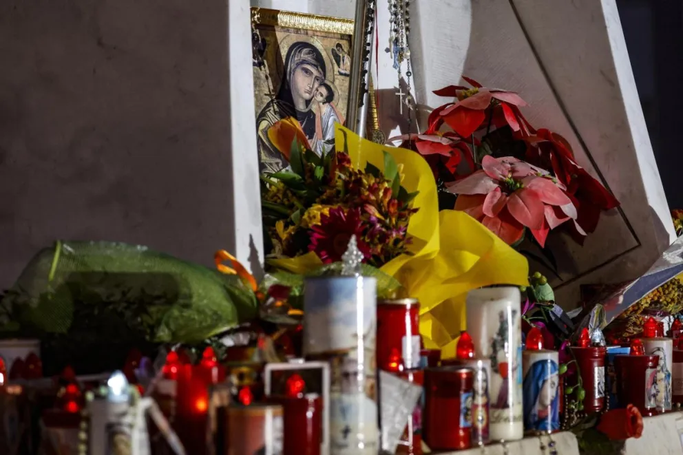 Velas y flores colocadas a los pies de la estatua del papa Juan Pablo II situada frente al hospital Gemelli de Roma, donde está ingresado el papa Francisco. Foto: EFE