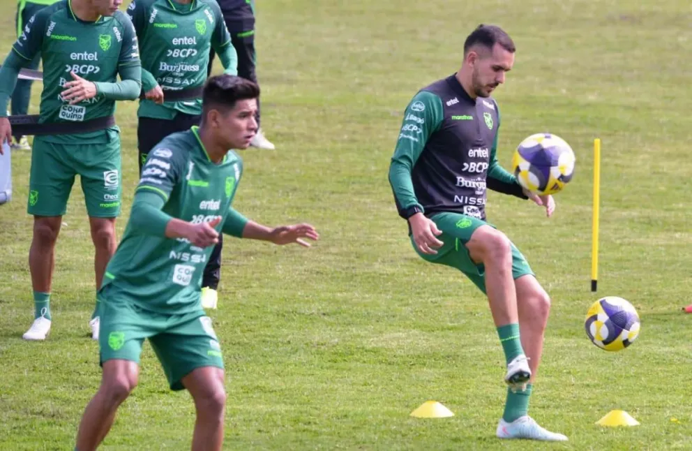 Luis Haquin, a la derecha, en la sesión que se realizó este domingo en Achumani. Foto: Agencia Marka Registrada