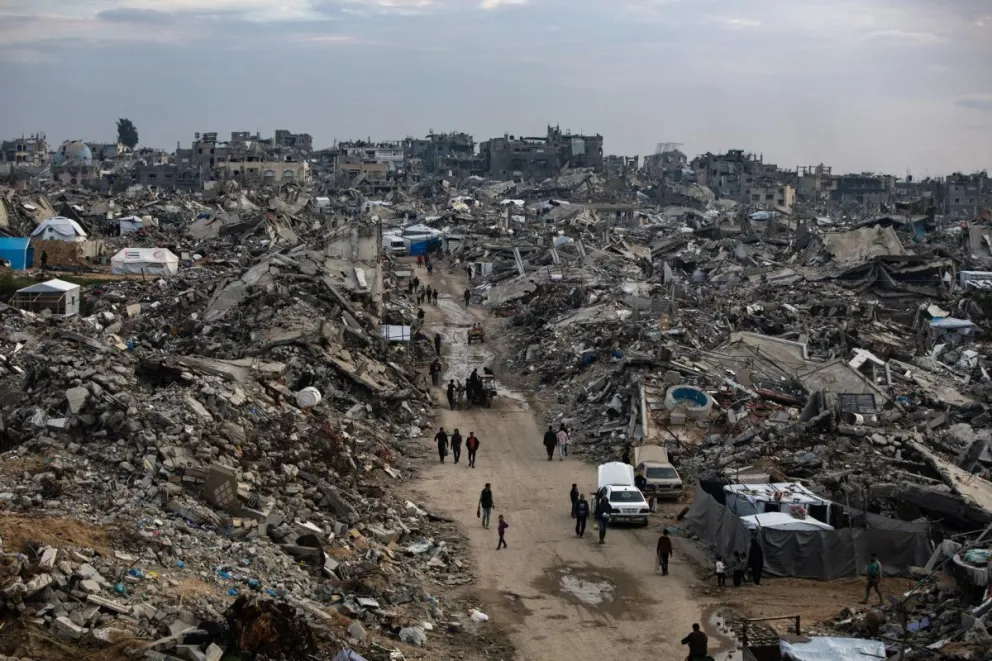 Los palestinos caminan entre los escombros de sus hogares destruidos en la ciudad de Beit Lahia, en el norte de la Franja de Gaza. Foto: EFE