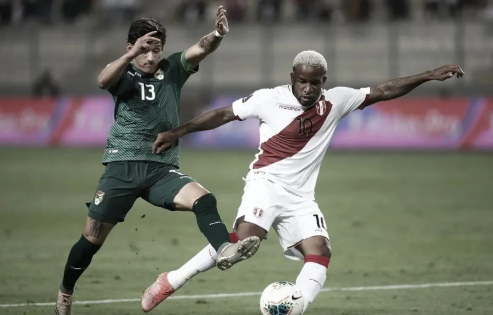 Víctor Ábrego (izq.) disputa el balón con Jefferson Farfán (Foto: FPF)