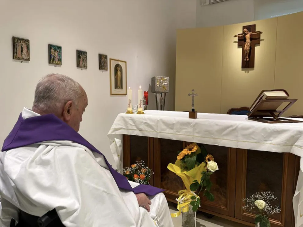 El Vaticano difundió este domingo la primera foto del papa Francisco desde su hospitalización el pasado 14 de febrero. 