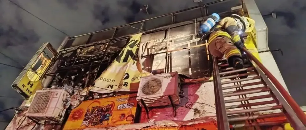 Los bomberos trabajan en sofocar el incendio. /Foto: Bomberos UUBR. 