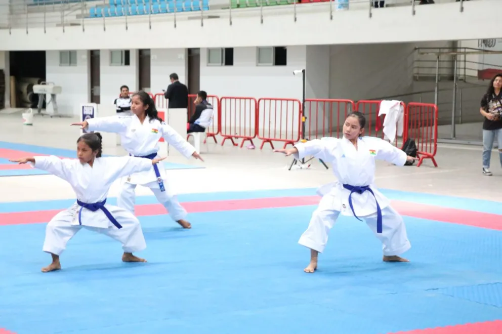 Tres karatecas hace su presentación de Kata. Foto: Feboka.